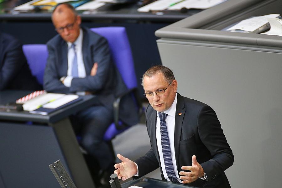 AfD baut Vorsprung aus: Union fällt auf 22 Prozent, SPD und FDP verlieren