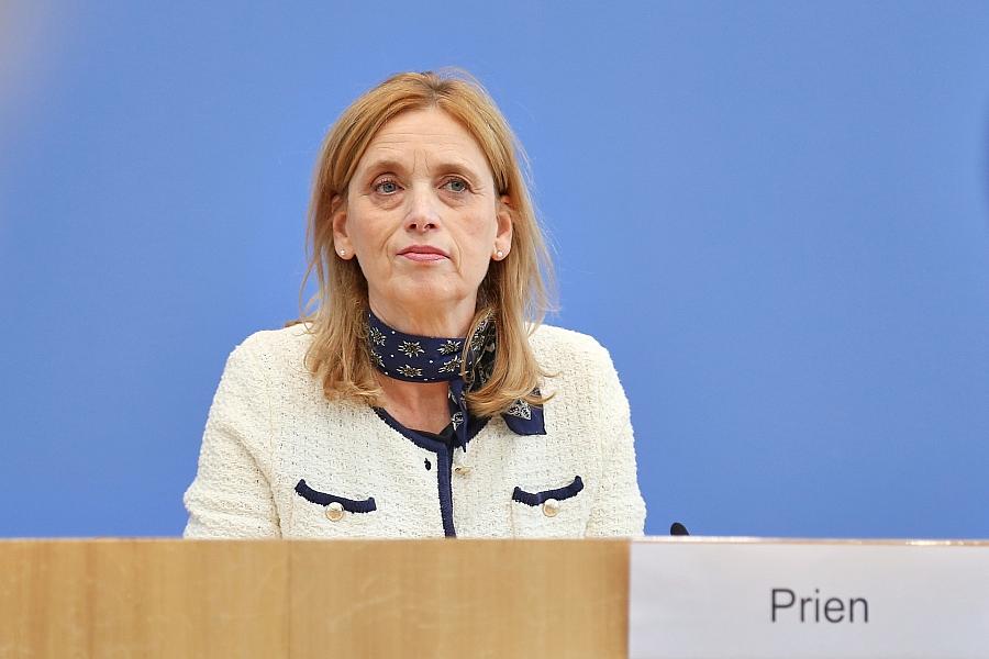 Bildungsministerin verteidigt Neuausrichtung der Demokratieförderung
