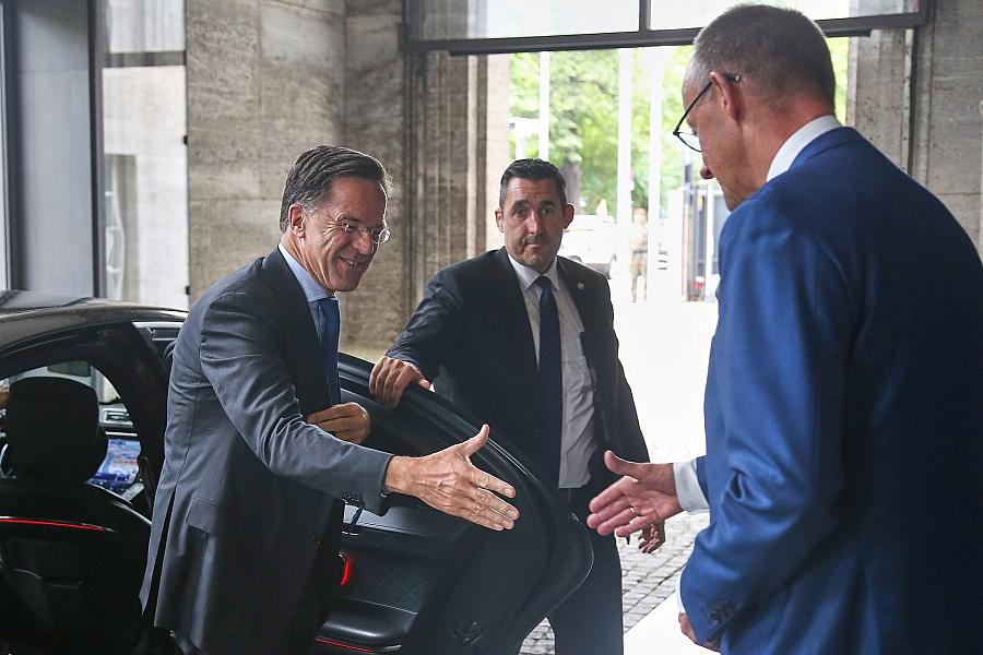 Nato-Gipfel-Vorbereitung: Kabinett tagt im Verteidigungsministerium mit Rutte