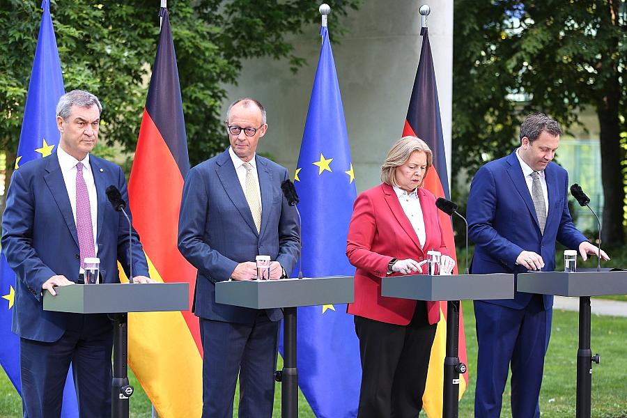 Caritas-Präsidentin Welskop-Deffaa lobt Steuerreform: Starke Schultern sollen mehr tragen