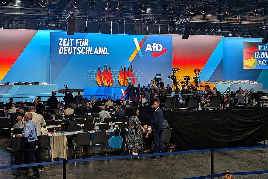 AfD-Bundesparteitag in Erfurt trotz Protesten pünktlich gestartet