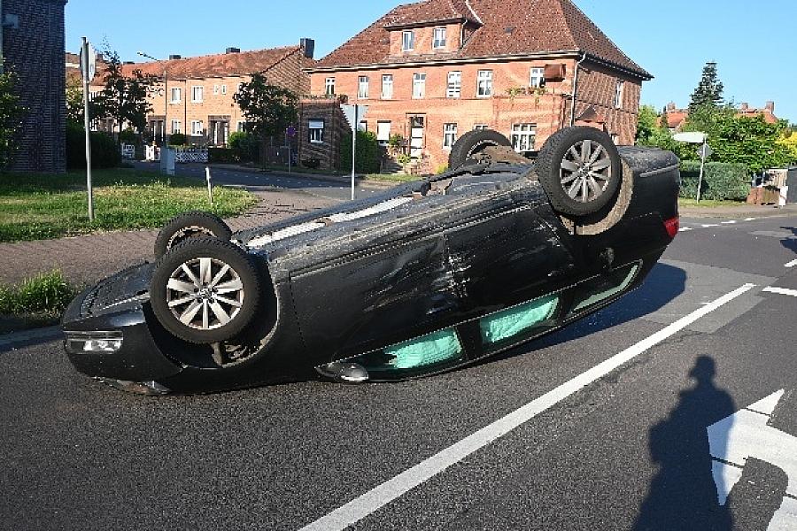 VW nach Kollision auf dem Dach
