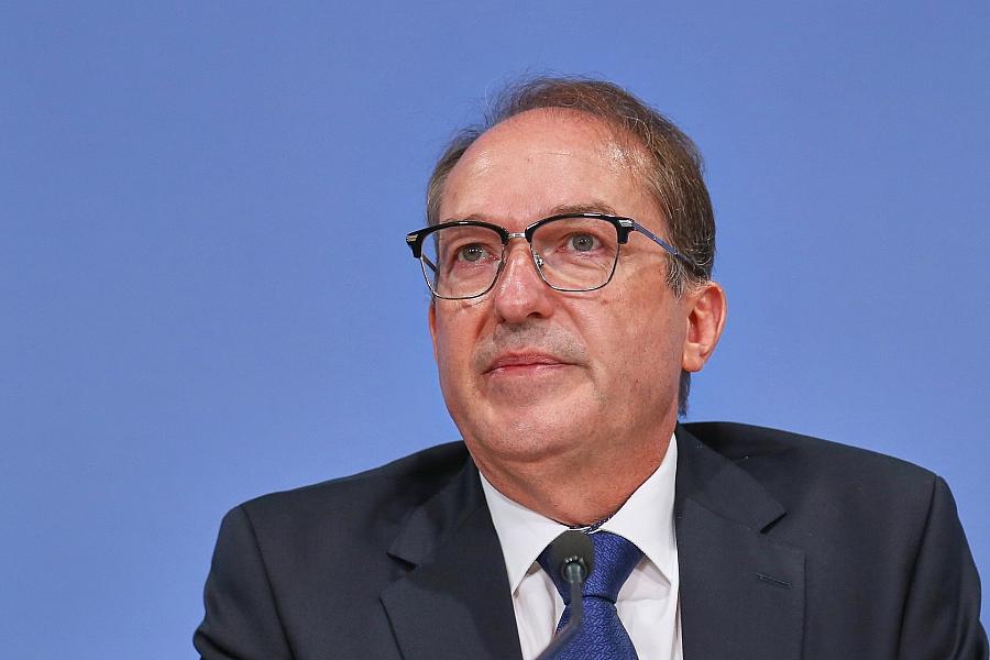 CSU-Landesgruppe stellt sich hinter Dobrindt: Er muss Innenminister bleiben – Debatte um Kabinettsumbildung