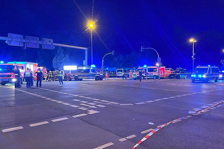 Fahrzeug fährt in Menschenmenge beim Berliner CSD – Mehrere Verletzte und Fahndung läuft