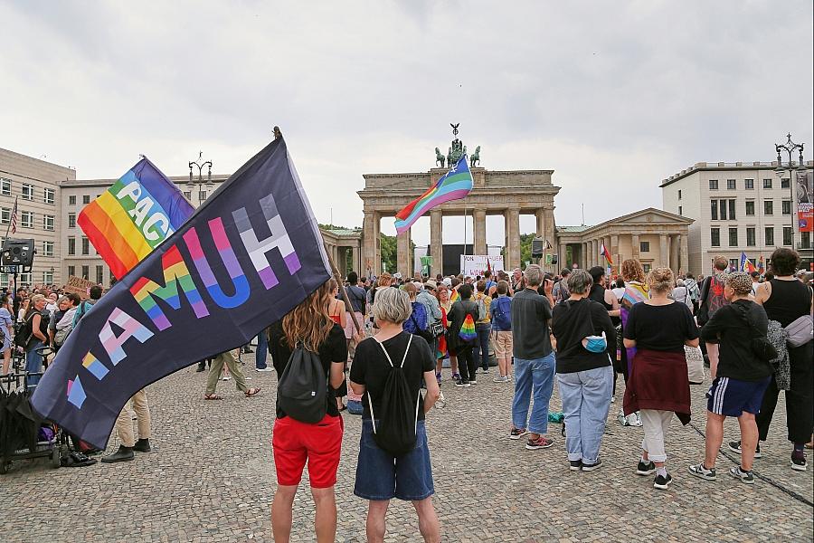 Berliner CSD: Hunderte gedenken Opfer der Todesfahrt am Brandenburger Tor