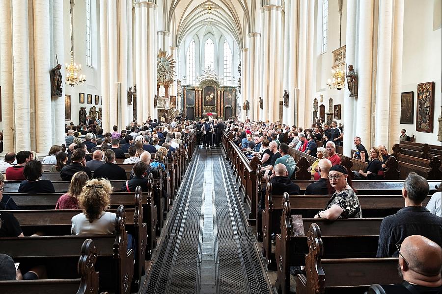 Nach Todesfahrt beim Berliner CSD: Mehrere Hundert bei Andacht mit Kanzler Merz