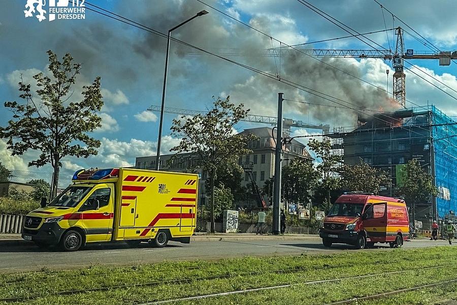 Dachstuhlbrand in den Fröbelhöfen in Dresden