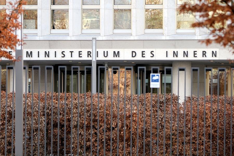 Graue Wölfe in Deutschland: Höchststand von 13.500 Anhängern – Grüne fordern Vereinsverbot