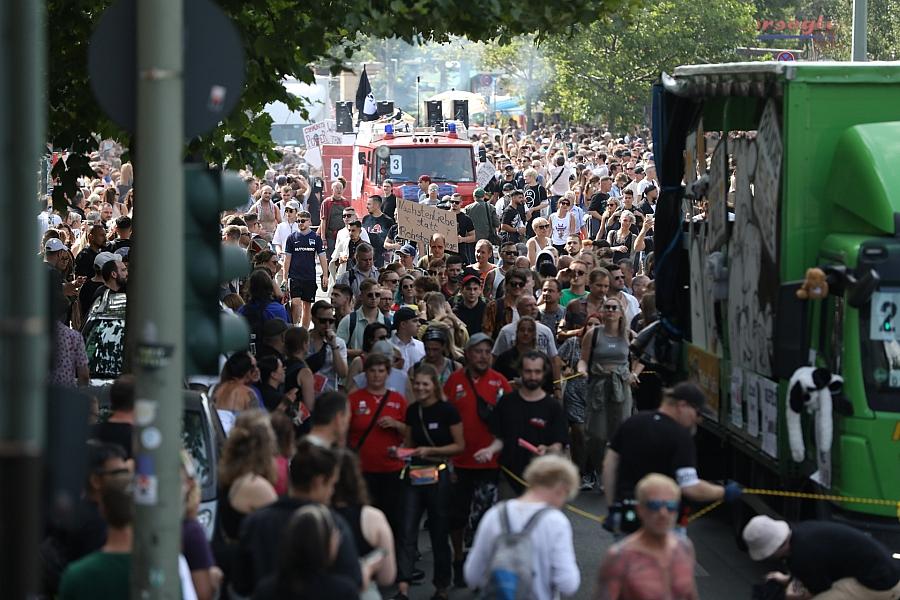 Zug der Liebe abgesagt: Auswirkungen des CSD-Anschlags auf Berliner Technoparade