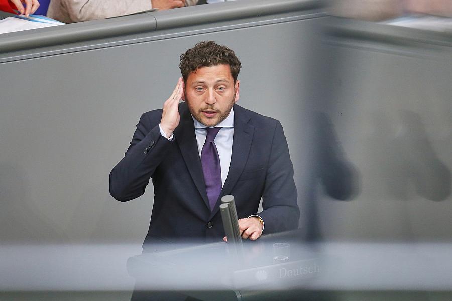 Grünen-Chef Banaszak: Attestpflicht ab erstem Tag ist „Quatsch“ und „Schnapsidee“