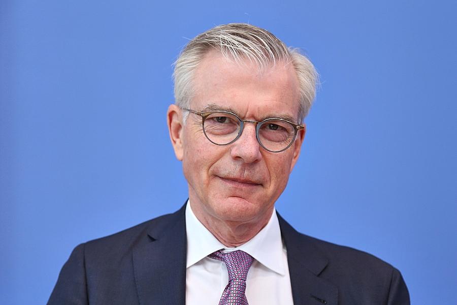 Wirtschaftsweiser Werding: Beamtenpensionen senken und Verbeamtungen reduzieren