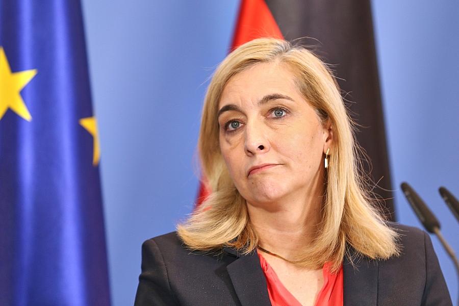 Pflegereform: Warken zeigt Verständnis für Linnemanns Kurs bei Rentenansprüchen pflegender Angehöriger