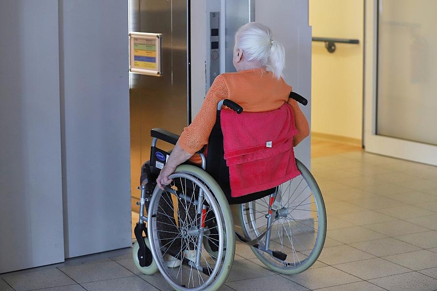 OECD-Rentenexpertin Queisser: Regierungen stürzen über Rentenreformen, nicht über Gesundheitsreformen
