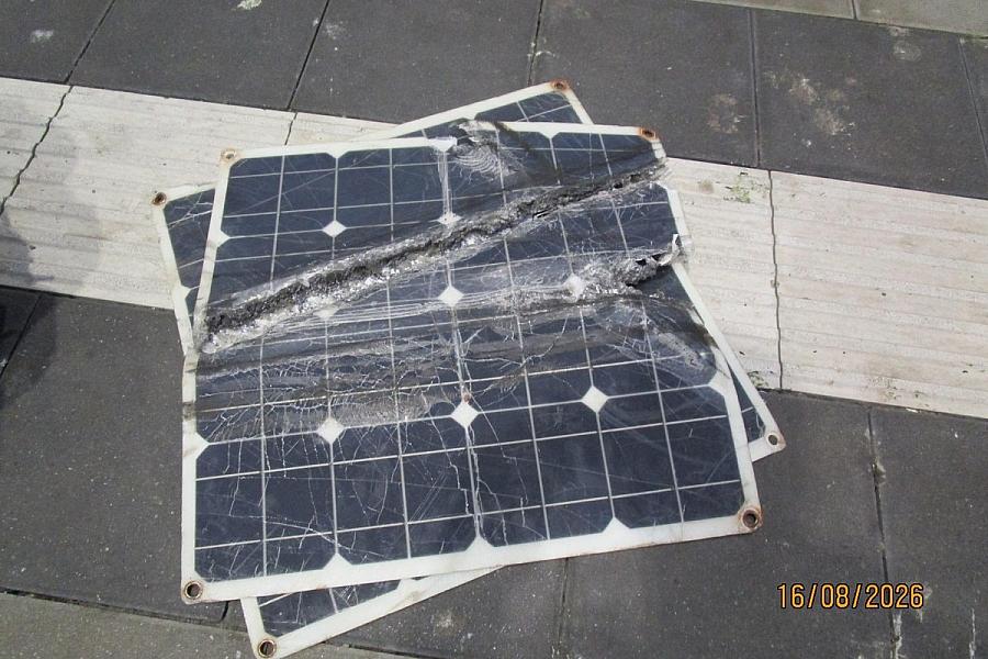Kinder legen Solarmodule in Freiberg auf Gleise
