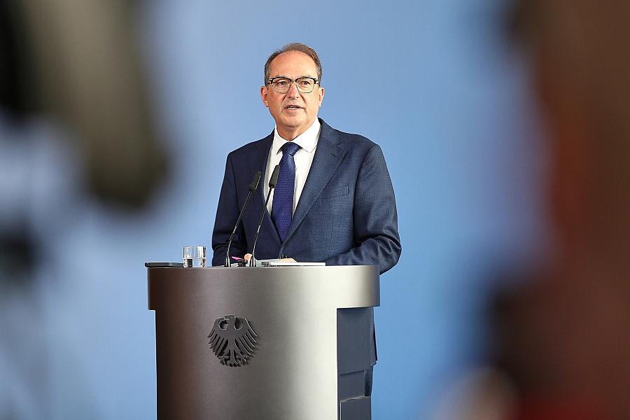 Waffenversteck am Berliner Stadtrand: Dobrindt bestätigt Ermittlungen gegen mutmaßlichen Low-Level-Agenten