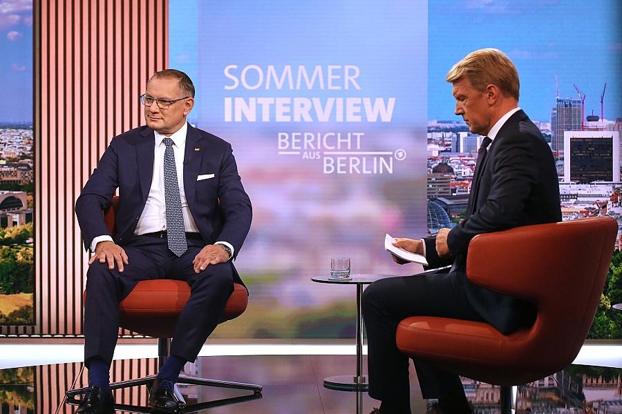 AfD-Chef Chrupalla im ARD-Sommerinterview: Klimawandel als Nebenthema, Kritik an CO2-Abgabe