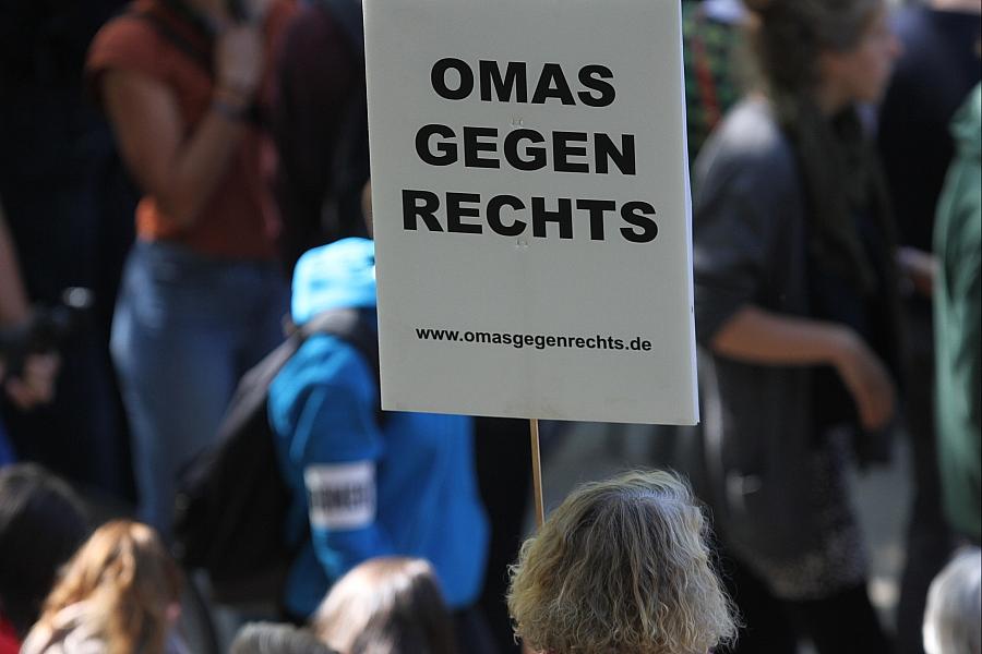 Omas gegen Rechts stellen in Halle Buch „Unsere Töchter die Nazinen“ vor