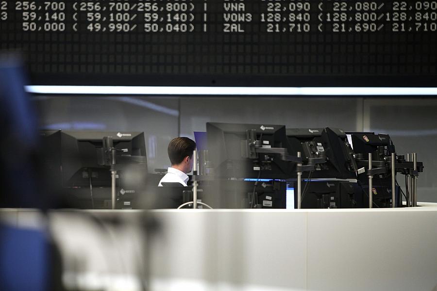 Dax weiter im Minus: Euro und Ölpreis steigen, US-Anleiherenditen fallen