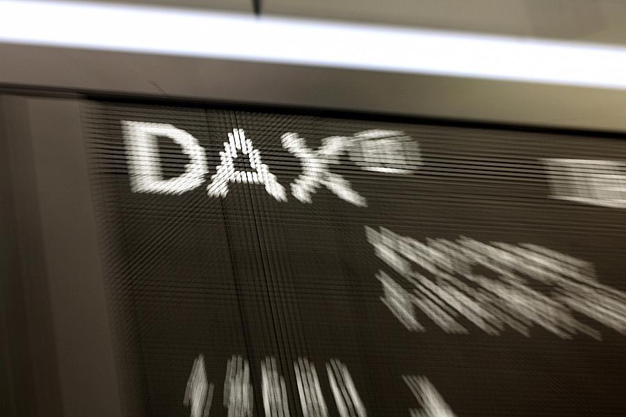 Dax startet mit Verlusten in die Handelswoche – Dreifacher Belastungstest erwartet