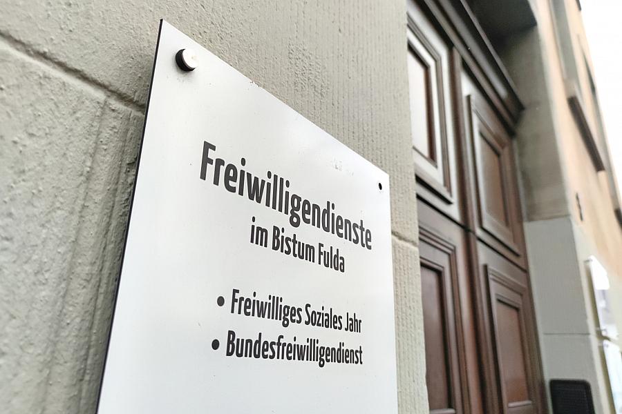 Zivildienst-Debatte: Diakonie für Freiwilligkeit, Opposition kritisiert Bundesregierung scharf