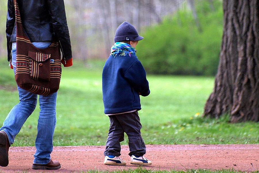 Corona-Schulschließungen: Mütter von Grundschulkindern reduzierten und Väter erhöhten ihre Arbeitszeit