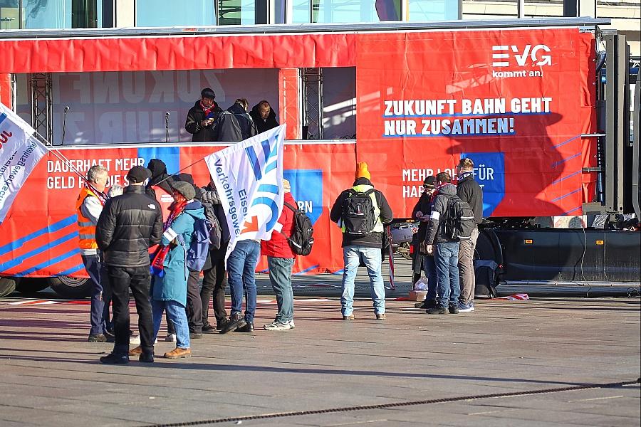 Nach tödlichem Angriff auf Zugbegleiter: EVG droht Regierung mit Sicherheitsstreik im Januar