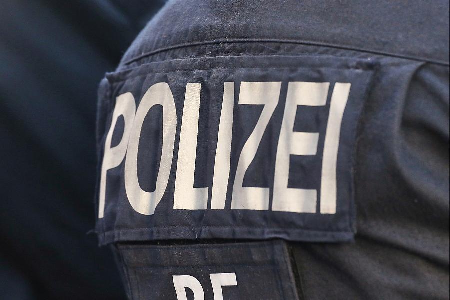 Auto fährt auf Schulgelände in Leipzig-Kleinzschocher