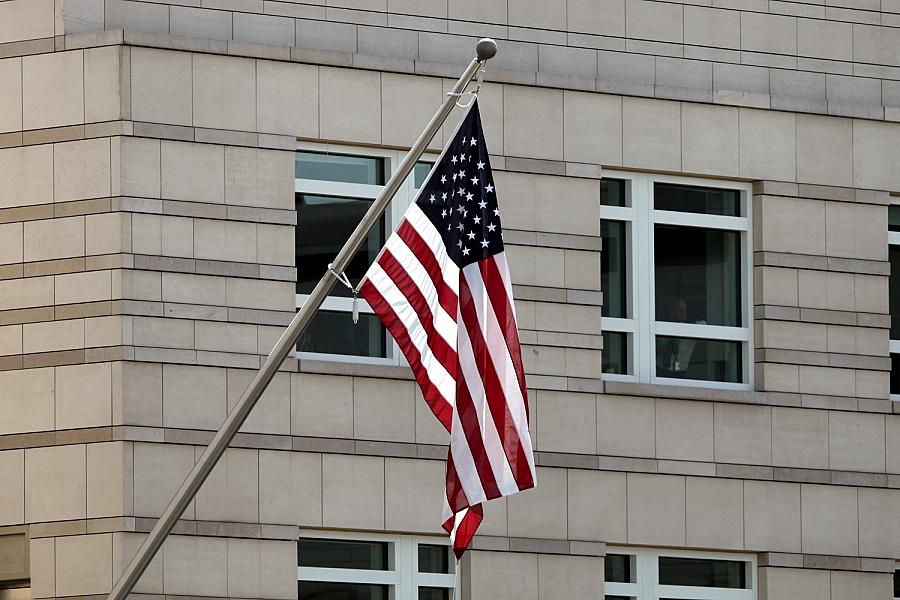 US-Militär greift iranische Stellungen auf Insel Larak in der Straße von Hormus an
