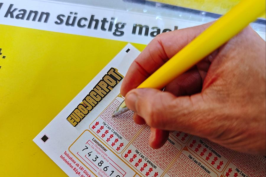 Eurojackpot Gewinnzahlen vom Dienstag: 4, 11, 12, 16, 30 und Eurozahlen 8 und 9
