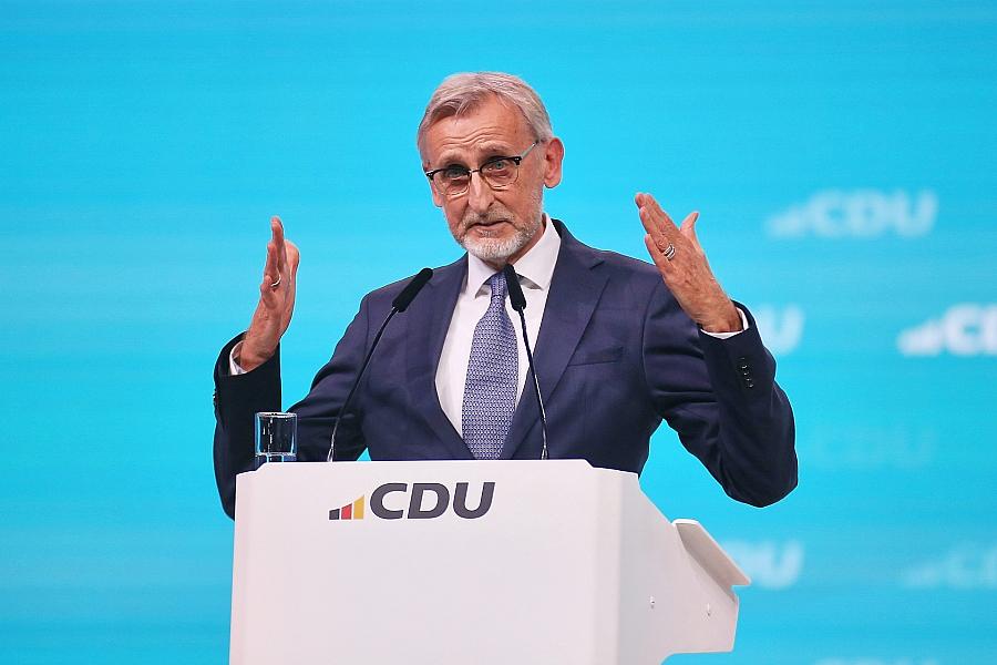 Asylrecht: Sachsens Innenminister Armin Schuster fordert Abschaffung des Grundrechts auf Asyl und jährliche Kontingente