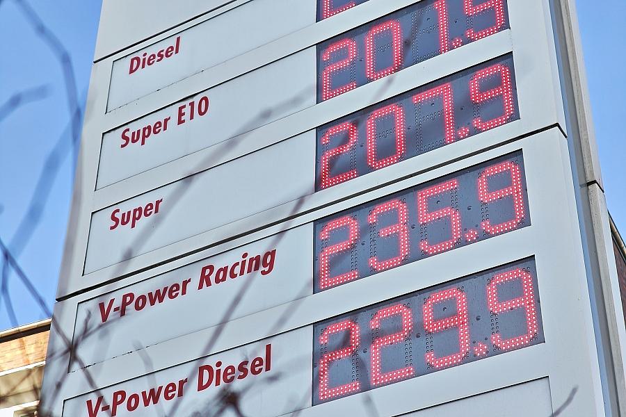 Spritpreise: Kompromiss aus Übergewinnsteuer und Direktzahlung zeichnet sich in der Koalition ab