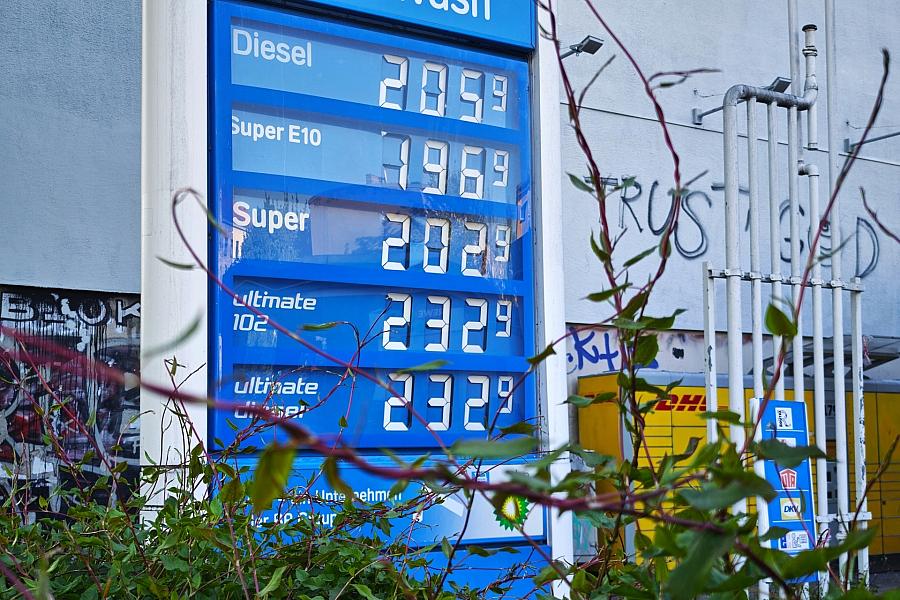 Klingbeil: Spritpreise müssen zügig runter – Finanzminister pocht auf europäische „Übergewinnsteuer“