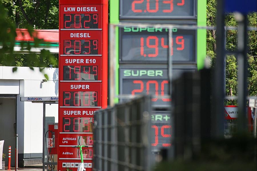 Spritpreise: Reiche hält an Direktzahlungen fest und prüft Energiesteuern