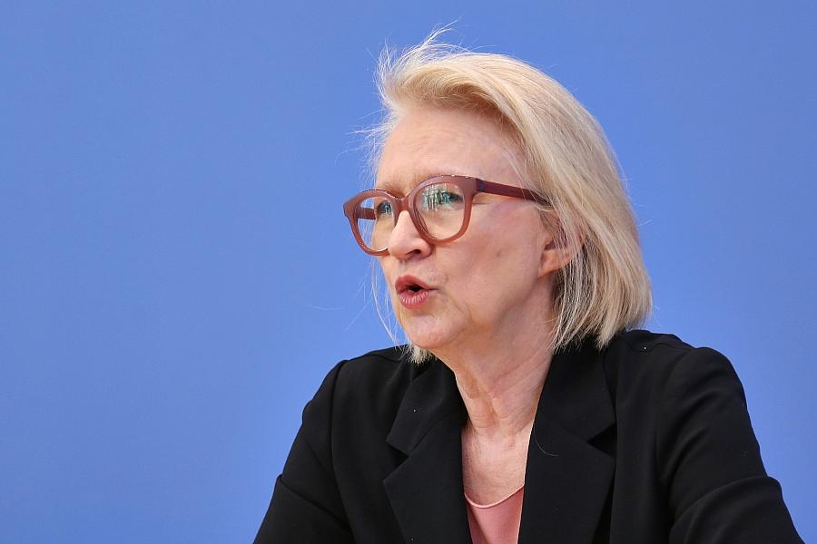Wirtschaftsweise Schnitzer warnt vor Tankrabatt, Preisdeckel und Übergewinnsteuer