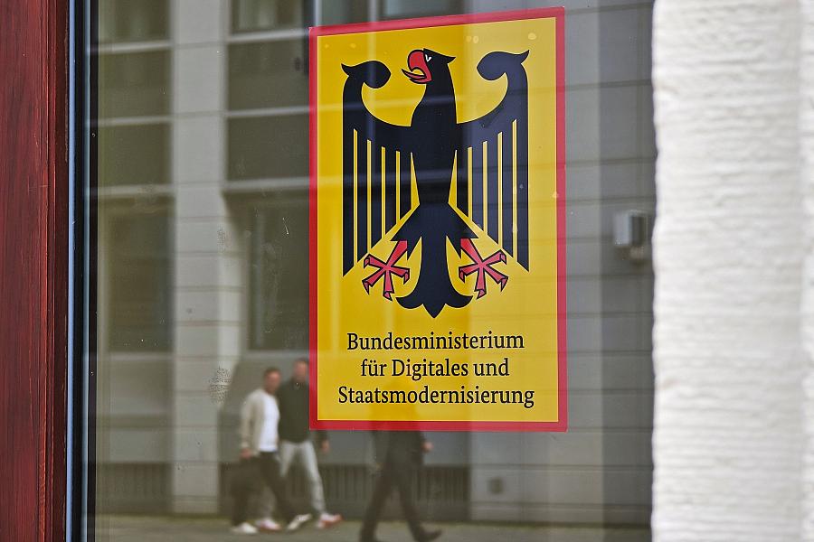 Bundesregierung gegen KI-Entwicklungsstopp: Digitale Souveränität und KI-Sicherheit vorantreiben