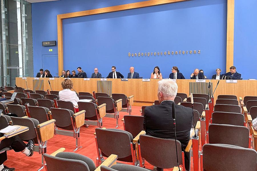Bundesregierung fordert von Bevölkerung „Vertrauen“