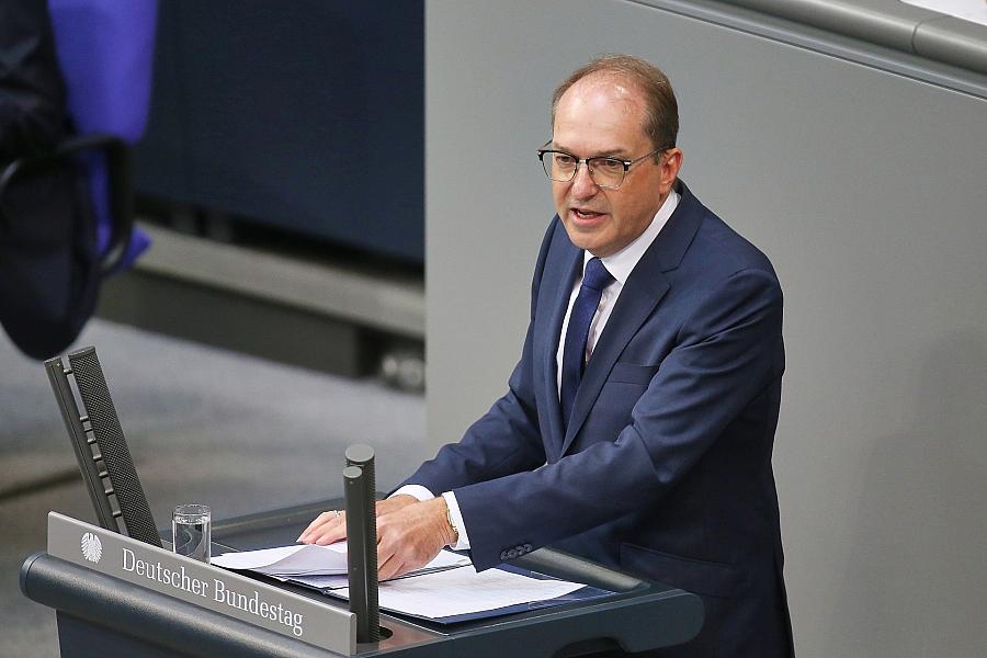 Dobrindt wirbt im Bundestag für „aktive Sicherheitspolitik“
