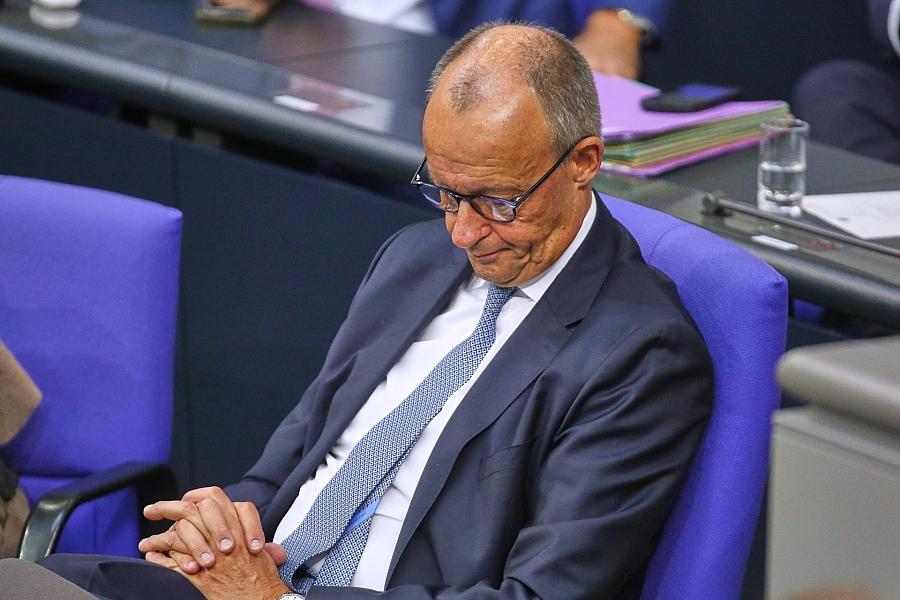 AfD bleibt im ZDF-Politbarometer klar vorn: 28 Prozent, Union bei 21 Prozent