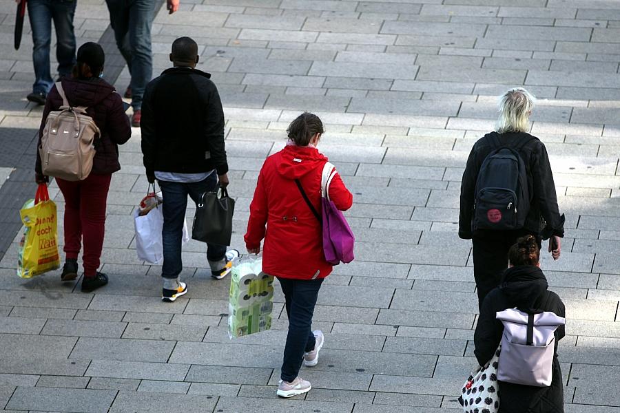 Konsumklima Oktober: GfK und NIM melden -30,6 Punkte, Einkommensaussichten brechen ein