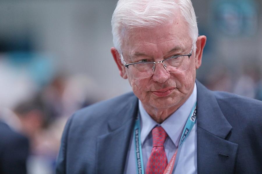 Roland Koch warnt die CDU vor einem Kanzlertausch und sagt: Merz bleibt noch sehr lange Bundeskanzler