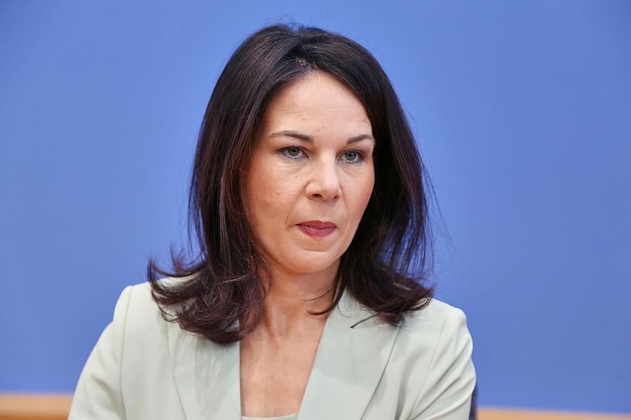 Baerbock verteidigt New-York-Pläne: „Kombi prominent, meinungsstark und feminin triggert“