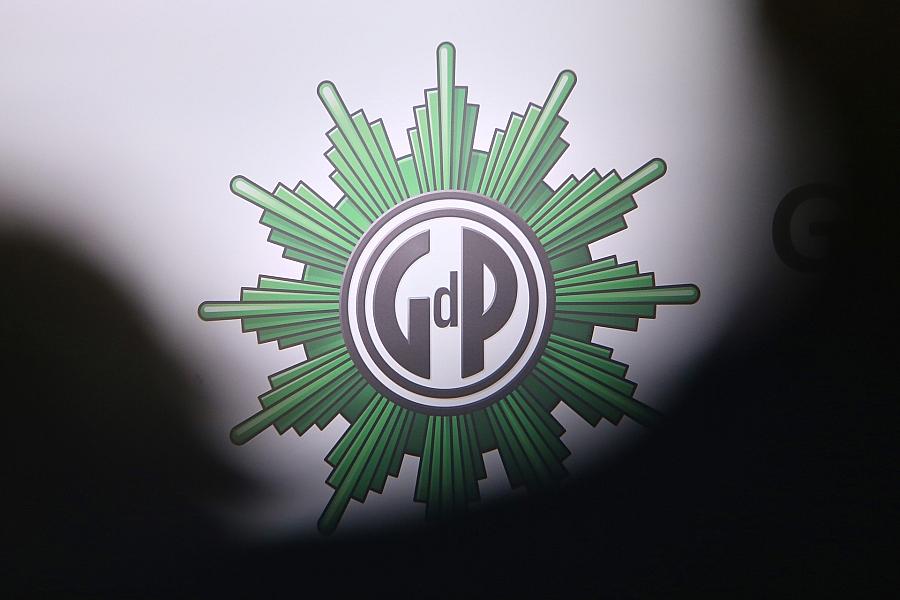 Nach Sabotageakt in Berlin-Adlershof: Gewerkschaft der Polizei fordert elektronische Fußfesseln für linksextreme Verdächtige