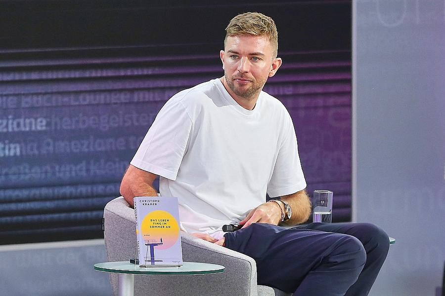 Christoph Kramer veröffentlicht neuen Roman „Wolkenberührpunkt“ – 1.000 Tage lang an Büchern geschrieben
