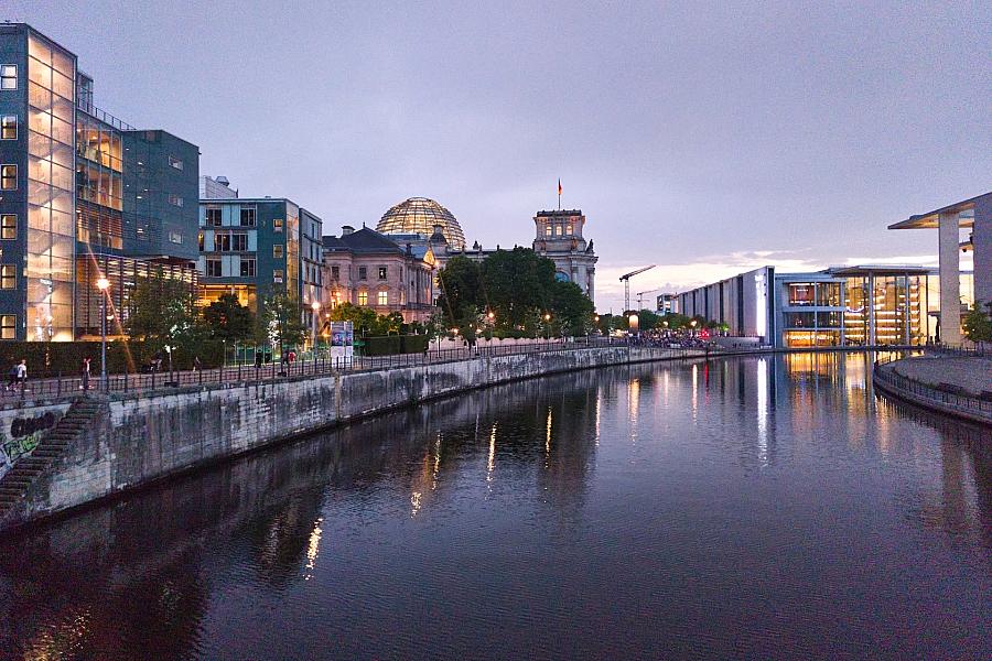Bund und Berlin unterzeichnen Hauptstadtfinanzierungsvertrag : 2,1 Milliarden Euro für Sicherheit, 2,9 Milliarden Euro für Kultur