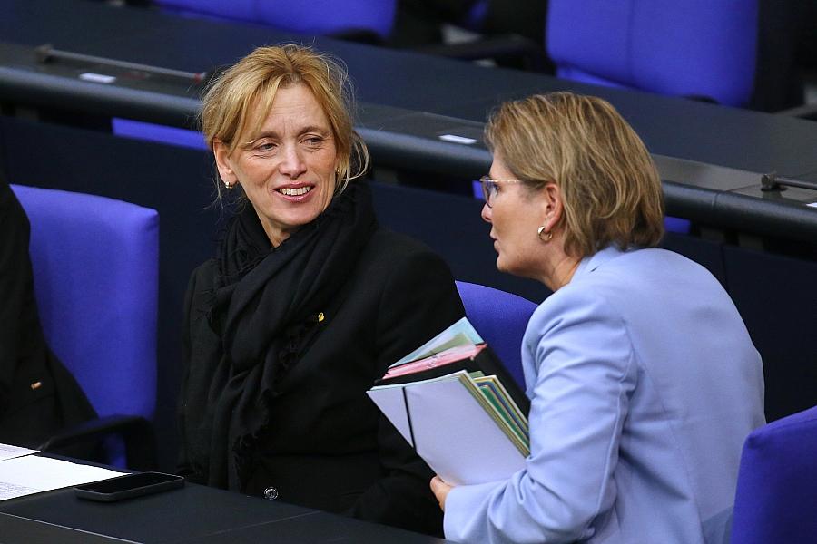 EU plant Altersgrenze für soziale Medien: Prien und Hubig fordern schnelle Umsetzung