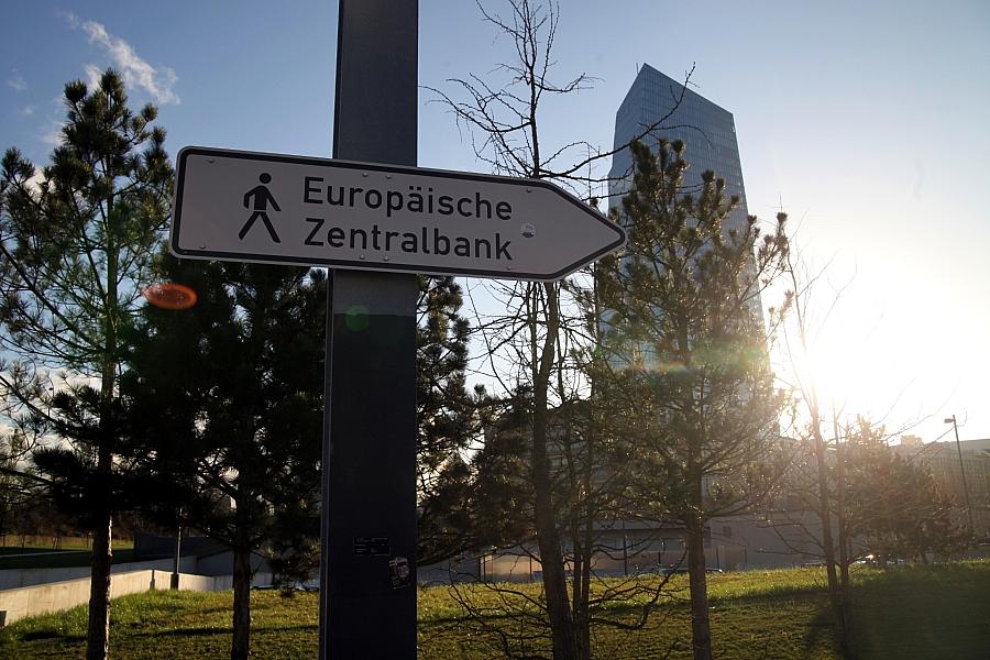 EZB lässt Leitzinsen unverändert: Einlagesatz bleibt bei 2,50 Prozent