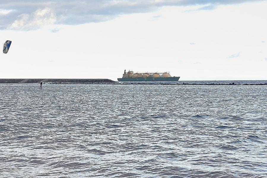 LNG-Terminal Deutsche Ostsee: Deutsche ReGas nimmt zweites FSRU-Schiff in Mukran auf Rügen in Betrieb