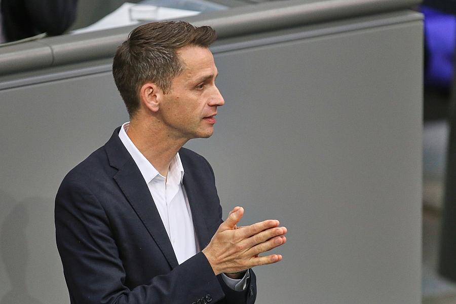 Grünen-Fraktionsvize Andreas Audretsch zeigt sich offen für Grün-Rot-Rot im Bund und kritisiert Linken-Chefin Schwerdtner