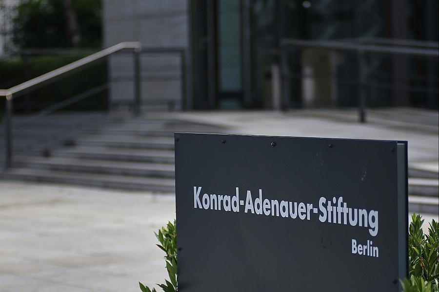 Studie der Konrad-Adenauer-Stiftung: AfD verhält sich verfassungsfeindlich und wendet sich gegen die freiheitliche demokratische Grundordnung