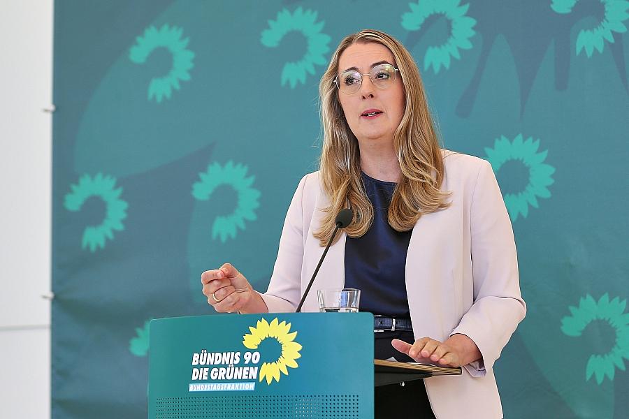 Grünen-Fraktionschefin Dröge kritisiert Bundesregierung für Verschiebung der EU-Methan-Regeln – Kritik an Auto-Deal
